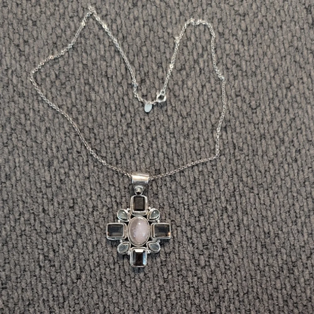 Elegant Silver and Black Gemstone Pendant Necklace - Picture 2 of 3